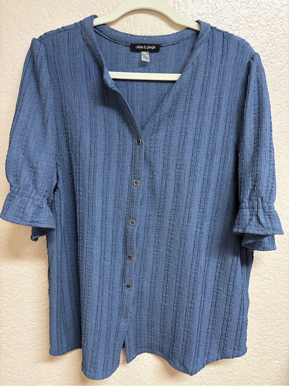 Cable and Gauge NWOT women’s textured button up blouse